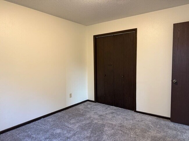 Building Photo - Spacious 2-Bed, 1-Bath Apartment Just 15 Minutes from Fargo