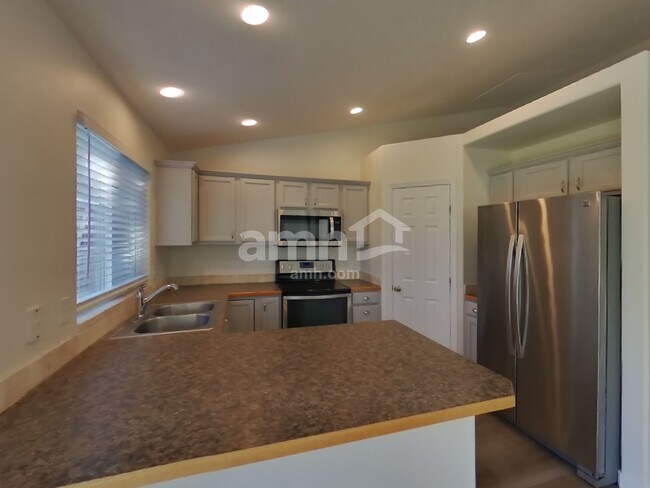 Building Photo - 495 E Whitbeck St