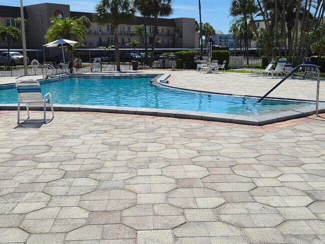 Building Photo - 7700 Sun Island Dr S