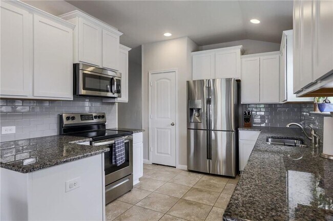 Building Photo - Spacious & Beautiful 3/BR 2/BA Home with E...