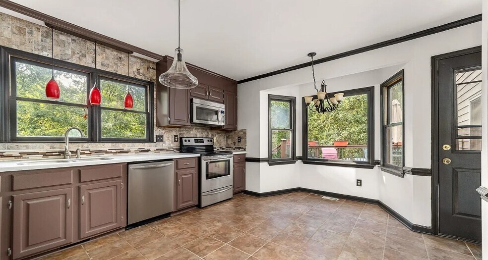 Kitchen - 552 Blue Rock Dr