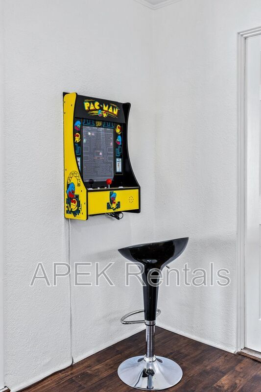 Building Photo - 980 N Buttonwillow Cir