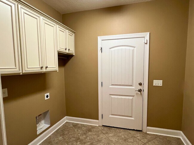 Building Photo - 4/2 with access to amenities, close to base!!