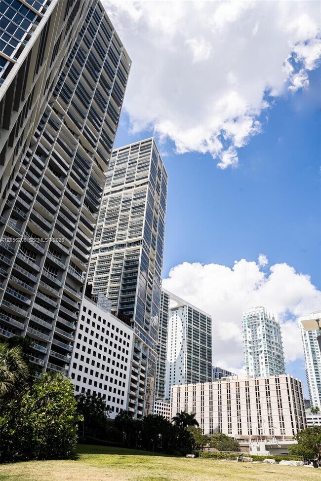 Building Photo - 495 Brickell Ave