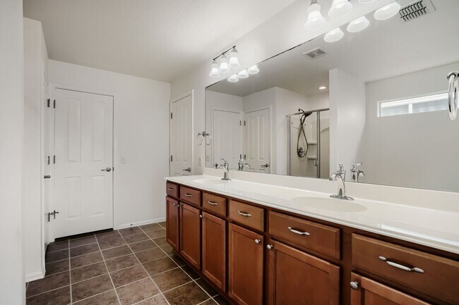 Building Photo - Beautiful 4 Bedroom Home