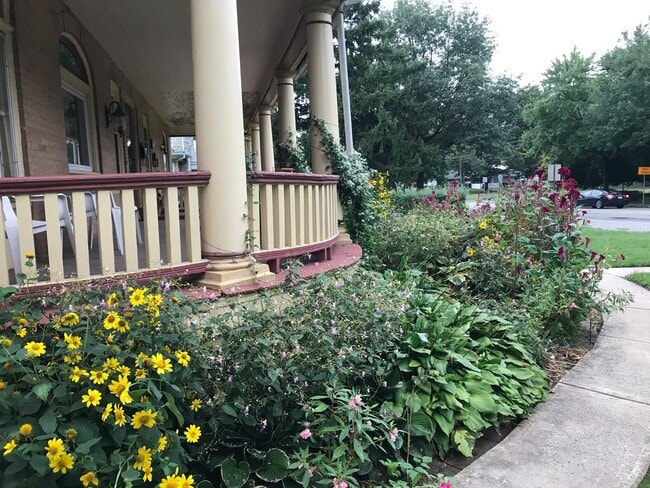 Building Photo - 1242 E High St