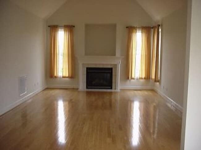 Building Photo - Blacksburg, 3 BR / 2.5 BA Available August 14