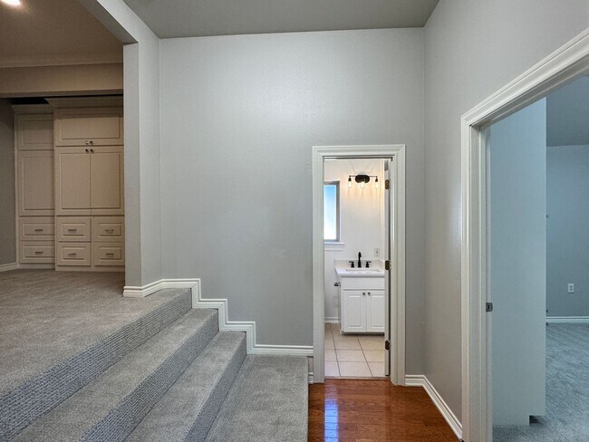 Building Photo - 627 W 2nd St