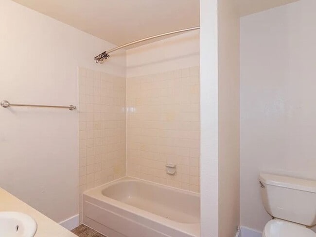 Building Photo - 4 Bed, 2 Bath Duplex Next to EWU!