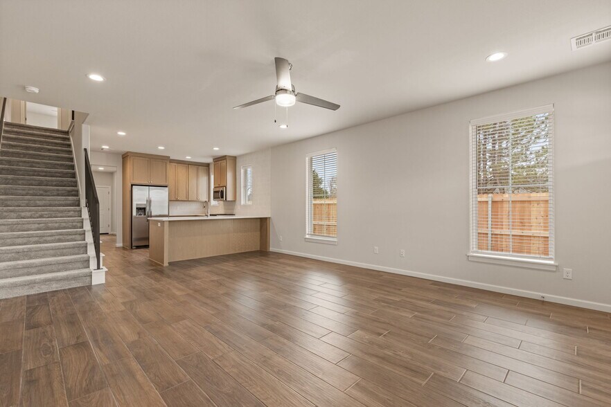 Building Photo - 321 W Commercial St