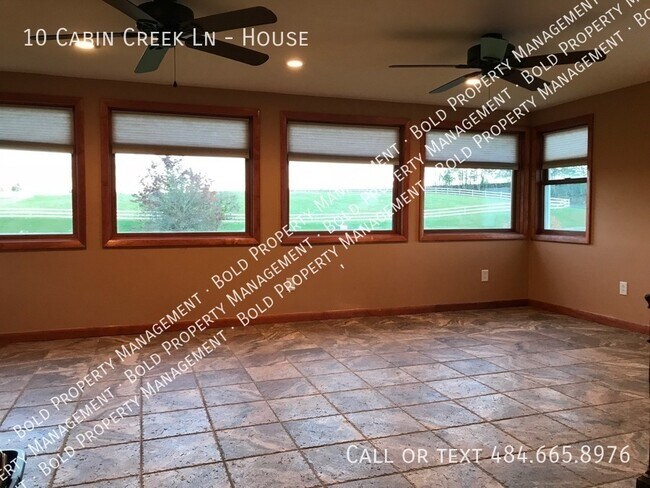 Building Photo - 10 Cabin Creek Ln
