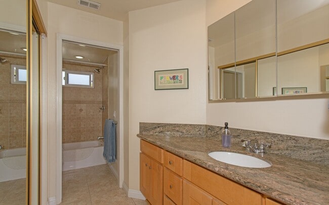 Building Photo - Carlsbad Village Furnished 2 bedroom/2 bath Long Term