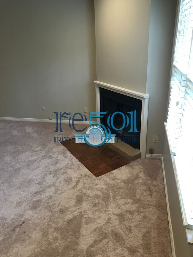 Building Photo - Pleasant Valley Condo
