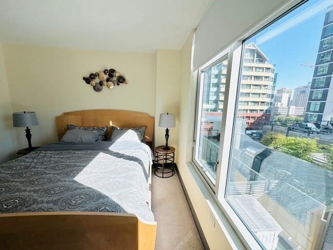 Building Photo - Furnished 1 bedroom, 1 bath in Acqua Vista...