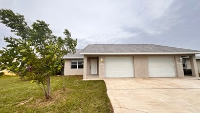 Building Photo - $300 OFF A MONTH OF RENT! Lovely, Spacious 2 Bedroom, 2 Bathroom Home in Sebring!!