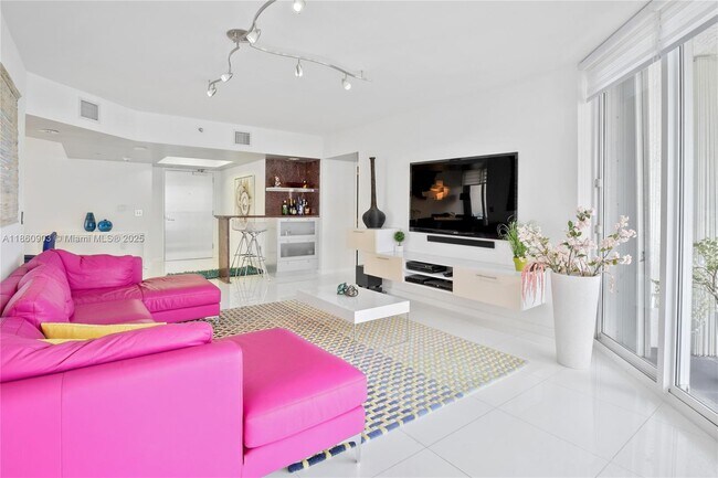 Building Photo - 16445 Collins Ave