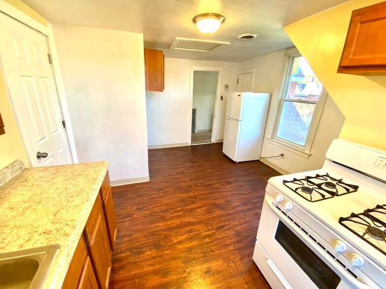 Building Photo - 817 Anaheim St