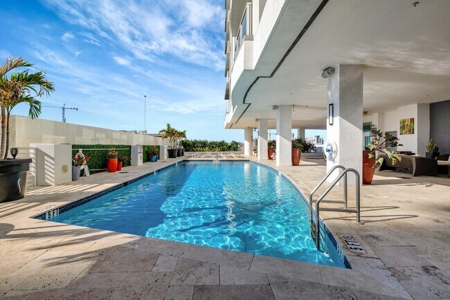 Building Photo - 315 NE 3rd Ave