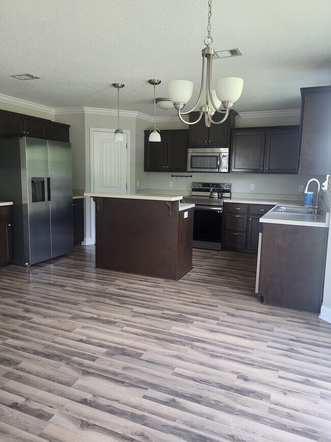 Building Photo - 1113 Creekside Cir