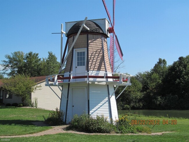 Building Photo - 3 br, 1 bath Townhome - Martin House Townh...