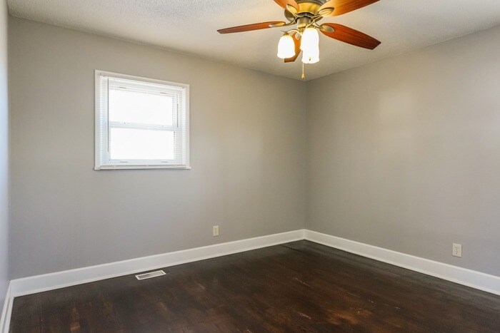 Building Photo - 913 N Arapaho St