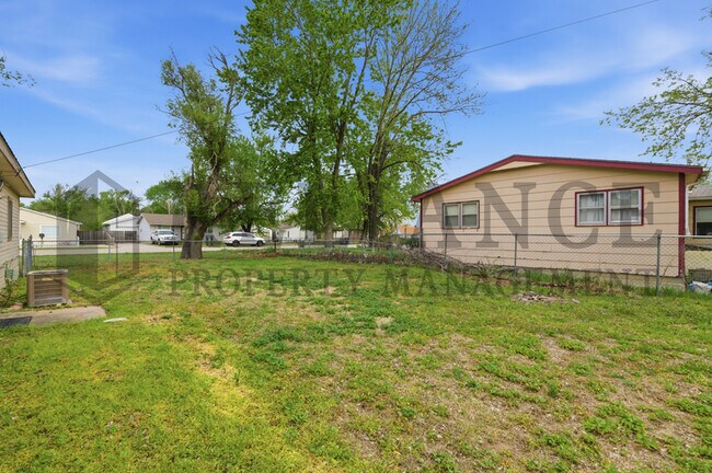 Building Photo - 5026 W Newell St