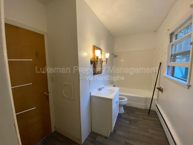 Building Photo - 513 Village St