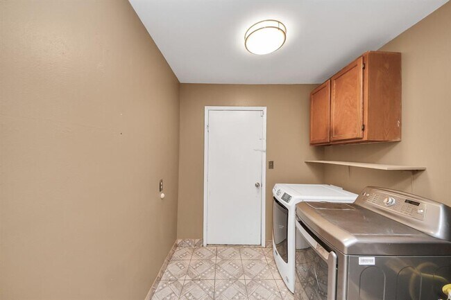 Building Photo - 2029 Highland Hills Dr