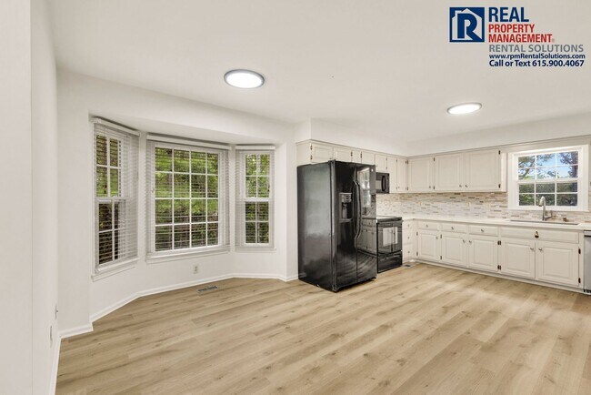 Building Photo - Beautiful Brentwood 3 BD home with attache...