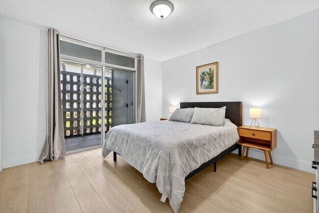 Building Photo - Your Waterfront Escape Awaits in Cape Coral