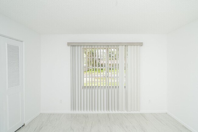 Building Photo - 494 Romano St