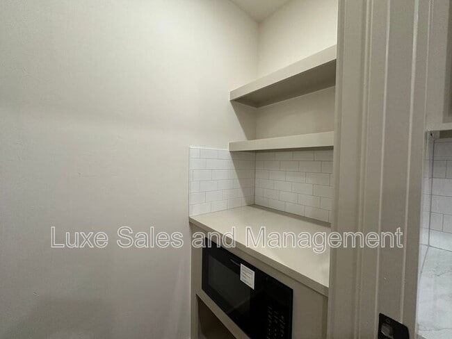 Building Photo - 911 NE 16th St