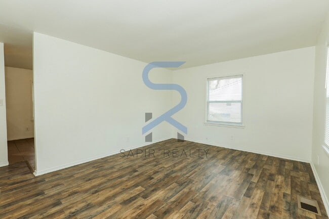 Building Photo - Move-In Ready 3BR in the Established Adamsville Community