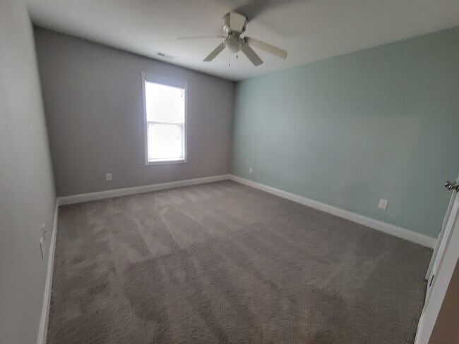 Building Photo - 5 Bedroom 3 Bath Home In Grays Creek