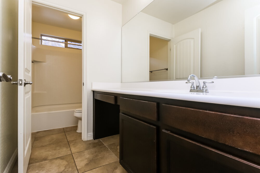 Building Photo - 5535 E June St