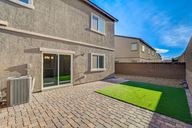 Building Photo - 4 Bedroom Townhouse in Tule Springs