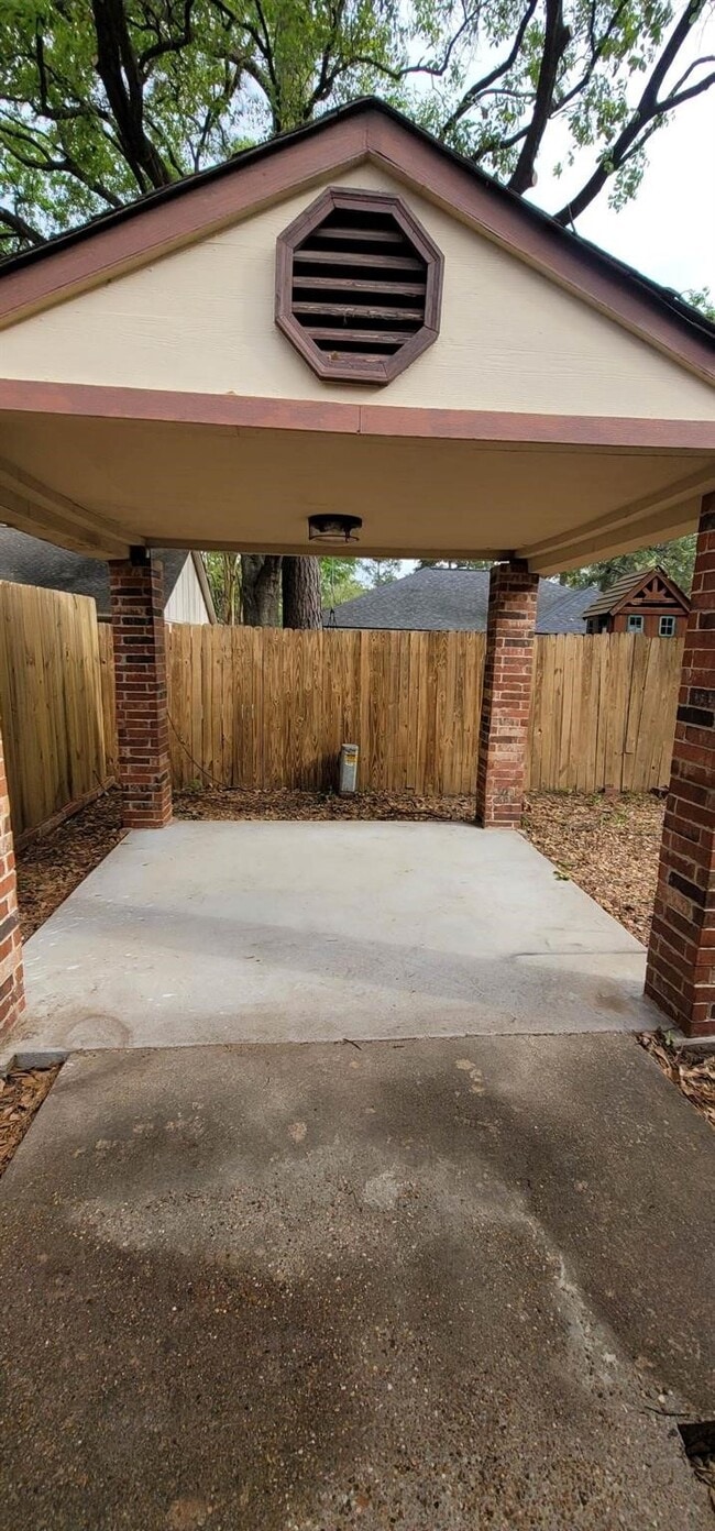 Building Photo - 9614 Charter Ridge Dr