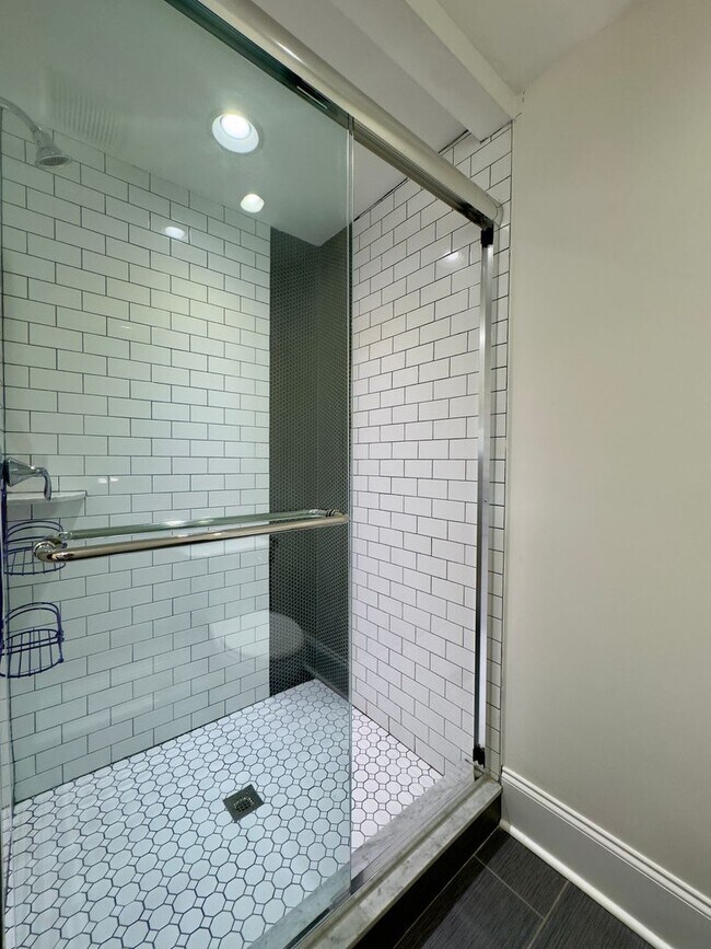 Building Photo - Elegant 3 Bedroom/3.5 Bathroom Townhome in...