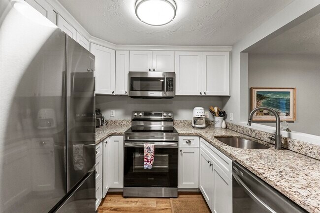 Building Photo - 18 Westcliff Dr