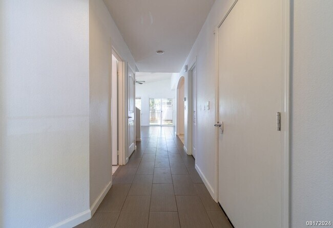 Building Photo - LARGE and SPACIOUS 3bd/3ba/2pkg (SEA COUNTRY) $3900