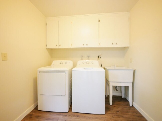 Building Photo - 3 Bed and 3 Bath Plus Office Private Singl...
