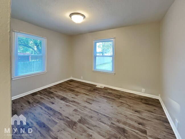 Building Photo - 3102 Elmhurst Dr