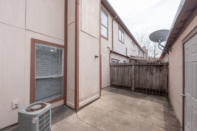 Building Photo - 12400 Brookglade Cir