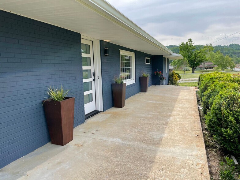 Building Photo - 8011 Shallowford Rd