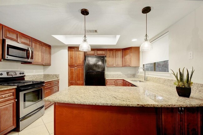 Building Photo - 8504 Mesa Dr