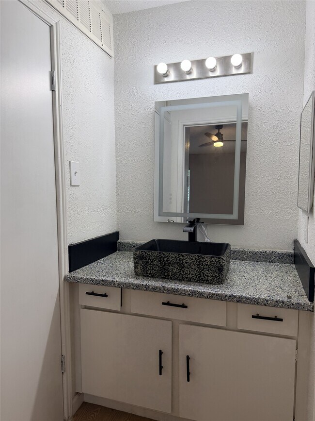 Building Photo - 9550 Deering Dr