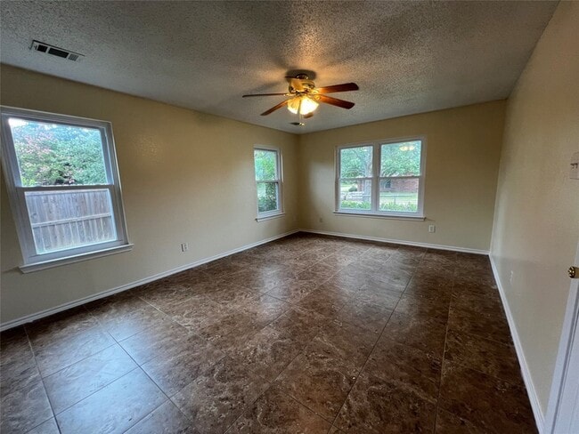 Building Photo - 1204 Hillside Dr