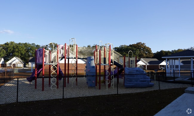 Building Photo - Bennett Pointe