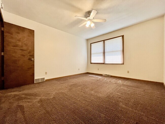 Building Photo - Wabasis 8590-8592