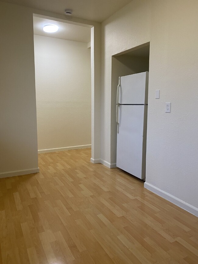 Building Photo - Spacious Upper, 3-Bed, 2-Bath Apartment ne...